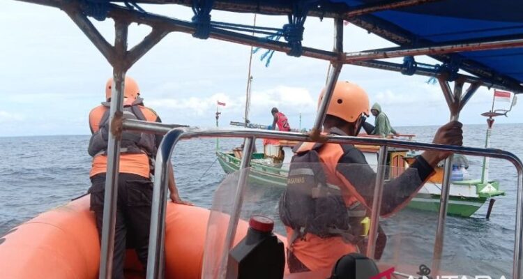 Kapal nelayan yang terombang ambing di laut karena patah as kemudi diselamatkan TIM SAR. Foto Antara