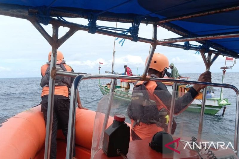 Kapal nelayan yang terombang ambing di laut karena patah as kemudi diselamatkan TIM SAR. Foto Antara Kapal nelayan yang terombang ambing di laut karena patah as kemudi diselamatkan TIM SAR. Foto Antara