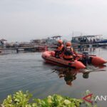 Petugas gabungan Basarnas Kabupaten Cianjur, Jawa Barat melakukan pencarian seorang pekerja kolam jaring apung Waduk Jangari. Foto Antara