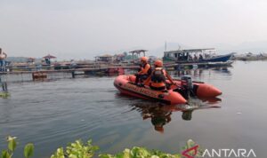 Petugas gabungan Basarnas Kabupaten Cianjur, Jawa Barat melakukan pencarian seorang pekerja kolam jaring apung Waduk Jangari. Foto Antara