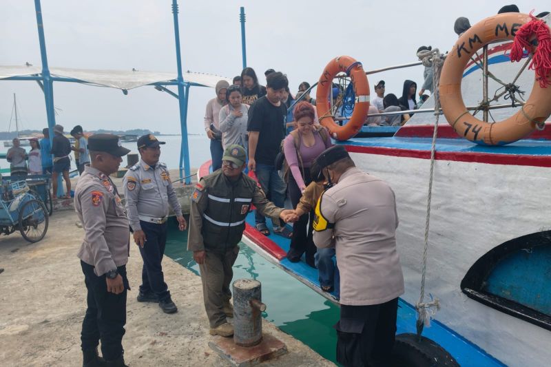 Polres Kepulauan Seribu memperkuat pengamanan dermaga di sejumlah pulau. Foto Antara