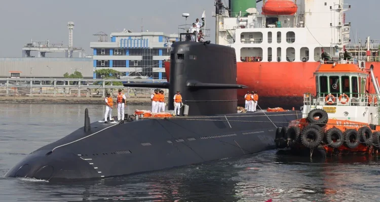 Kapal selam Pakistan, PNS Hangor saat sandar di Pelabuhan Tanjung Priok. Foto Antara