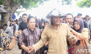 Seorang nelayan asal Desa Kawa di Kabupaten Maluku Tengah berhasil ditemukan tim SAR Gabungan dan diserahkan kepada pihak keluarga pada Kamis, (28/5). Korban ditemukan di sekitar Perairan Kabupaten Seram Bagian Barat sejak beberapa hari lalu dan hilang kontak akibat mesin motor tempel miliknya mengalami kerusakan. Foto Antara