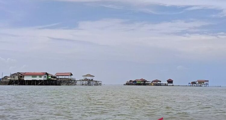 Vila laut di Bontang, Kalimantan Timur. Foto Antara