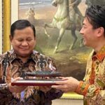 Presiden Prabowo Subianto menerima suvenir berupa model kapal perang "Mikasa" dari Menteri Pertahanan Jepang Shinjiro Koizumi di kediaman pribadi Kepala Negara di Kertanegara IV, Jakarta, Jumat (12/6/2026). Foto Antara