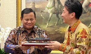 Presiden Prabowo Subianto menerima suvenir berupa model kapal perang "Mikasa" dari Menteri Pertahanan Jepang Shinjiro Koizumi di kediaman pribadi Kepala Negara di Kertanegara IV, Jakarta, Jumat (12/6/2026). Foto Antara Presiden Prabowo Subianto menerima suvenir berupa model kapal perang "Mikasa" dari Menteri Pertahanan Jepang Shinjiro Koizumi di kediaman pribadi Kepala Negara di Kertanegara IV, Jakarta, Jumat (12/6/2026). Foto Antara