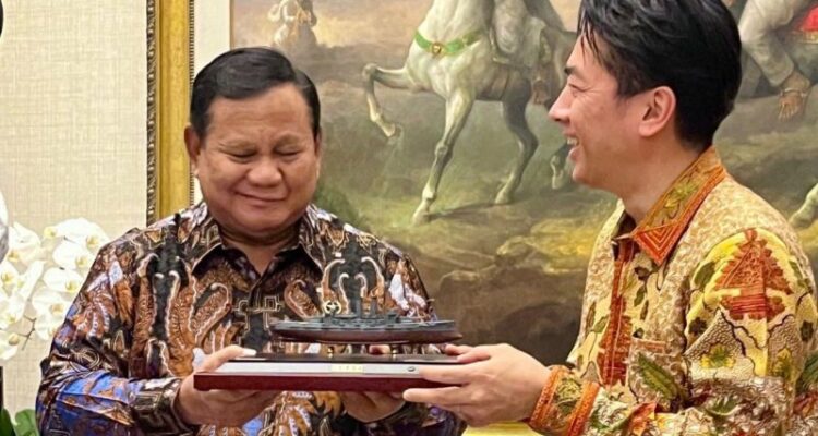 Presiden Prabowo Subianto menerima suvenir berupa model kapal perang "Mikasa" dari Menteri Pertahanan Jepang Shinjiro Koizumi di kediaman pribadi Kepala Negara di Kertanegara IV, Jakarta, Jumat (12/6/2026). Foto Antara