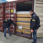 Penyidik pada Direktorat Tindak Pidana Tertentu (Dittipidter) Bareskrim Polri mengecek kontainer milik PT Mitra Mentari Sentosa (MMS) di kawasan Jakarta Utara, Kamis (25/6/2026). Foto Antara