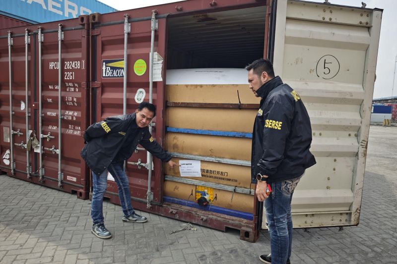 Penyidik pada Direktorat Tindak Pidana Tertentu (Dittipidter) Bareskrim Polri mengecek kontainer milik PT Mitra Mentari Sentosa (MMS) di kawasan Jakarta Utara, Kamis (25/6/2026). Foto Antara
