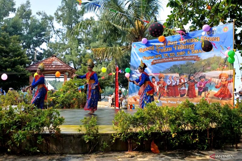 Kepala Suku Dinas Pendidikan (Kasudindik) Kabupaten Kepulauan Seribu M Thohari di Pulau Tidung, Kabupaten Kepulauan Seribu, Provinsi DKI Jakarta pada Kamis (25/6/2026) mengatakan pihaknya memanfaatkan kegiatan seni sebagai media untuk melatih kepercayaan diri para murid. Foto Antara