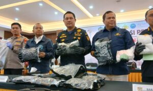 Head of the Soekarno-Hatta Customs Office, Hengky Tomuan Parlindungan Aritonang (third left), shows evidence from the uncovering of marijuana smuggling through Soekarno-Hatta International Airport, Tangerang, Banten. Antara Photo