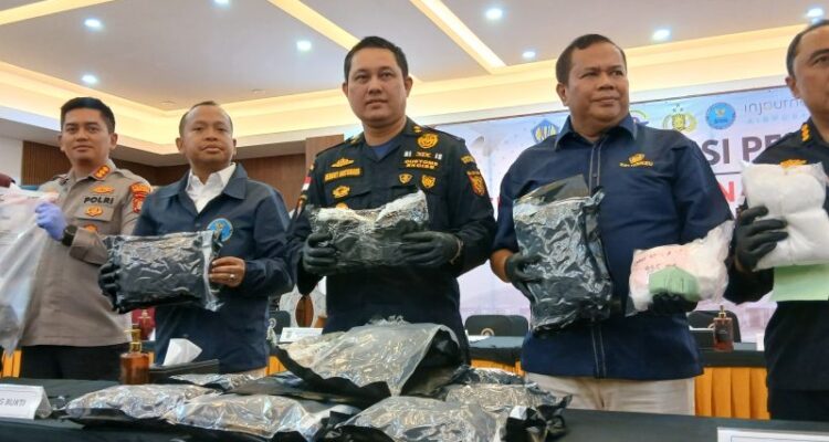 Head of the Soekarno-Hatta Customs Office, Hengky Tomuan Parlindungan Aritonang (third left), shows evidence from the uncovering of marijuana smuggling through Soekarno-Hatta International Airport, Tangerang, Banten. Antara Photo