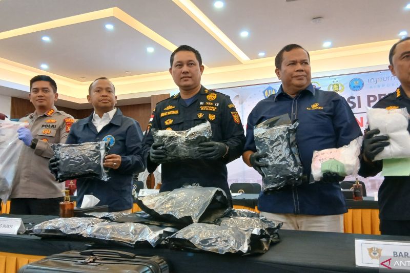 Head of the Soekarno-Hatta Customs Office, Hengky Tomuan Parlindungan Aritonang (third left), shows evidence from the uncovering of marijuana smuggling through Soekarno-Hatta International Airport, Tangerang, Banten. Antara Photo