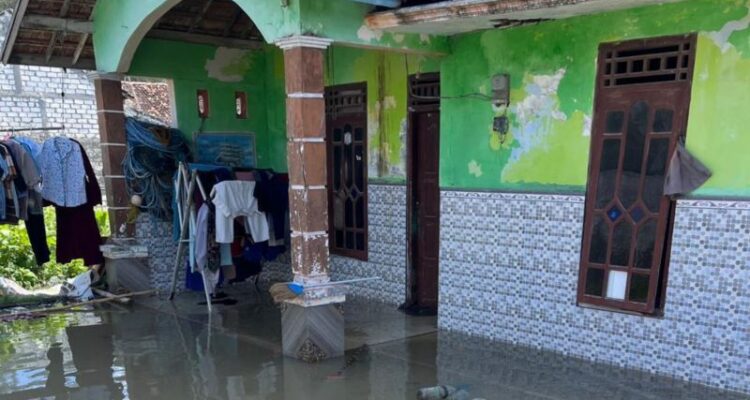 Rumah salah satu warga di Desa Pantiharjo, Kecamatan Kaliori, Kabupaten Rembang, Jawa Tengah, tergenang banjir rob, Sabtu (7/6/2026). Foto Antara