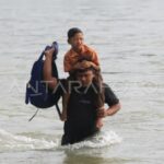 Seorang siswa digendong bahu saat melintasi sungai Meureubo untuk berangkat ke Sekolah Dasar Negeri (SDN) Alue Lhok dari Desa Canggai menuju ke Desa Jambak, Kecamatan Pante Ceureumen, Aceh Barat, Aceh, Jumat (5/6/2026). Foto Antara