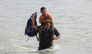 Seorang siswa digendong bahu saat melintasi sungai Meureubo untuk berangkat ke Sekolah Dasar Negeri (SDN) Alue Lhok dari Desa Canggai menuju ke Desa Jambak, Kecamatan Pante Ceureumen, Aceh Barat, Aceh, Jumat (5/6/2026). Foto Antara