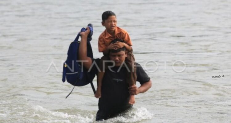 Seorang siswa digendong bahu saat melintasi sungai Meureubo untuk berangkat ke Sekolah Dasar Negeri (SDN) Alue Lhok dari Desa Canggai menuju ke Desa Jambak, Kecamatan Pante Ceureumen, Aceh Barat, Aceh, Jumat (5/6/2026). Foto Antara