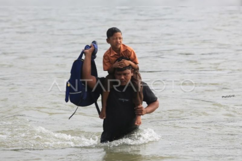 Seorang siswa digendong bahu saat melintasi sungai Meureubo untuk berangkat ke Sekolah Dasar Negeri (SDN) Alue Lhok dari Desa Canggai menuju ke Desa Jambak, Kecamatan Pante Ceureumen, Aceh Barat, Aceh, Jumat (5/6/2026). Foto Antara Seorang siswa digendong bahu saat melintasi sungai Meureubo untuk berangkat ke Sekolah Dasar Negeri (SDN) Alue Lhok dari Desa Canggai menuju ke Desa Jambak, Kecamatan Pante Ceureumen, Aceh Barat, Aceh, Jumat (5/6/2026). Foto Antara