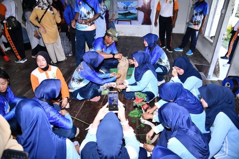 Pengolahan kayu menjadi kerajinan tangan di Lanud RSA Natuna, Sabtu (6/6/2026). Foto Antara Pengolahan kayu menjadi kerajinan tangan di Lanud RSA Natuna, Sabtu (6/6/2026). Foto Antara