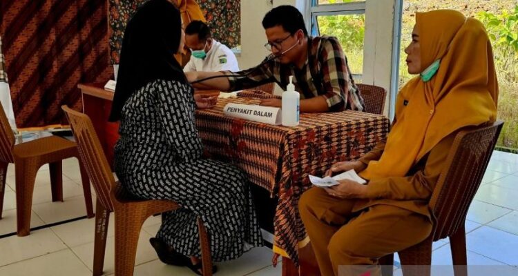 Proses cek kesehatan gratis di Pulau Tiga, Natuna, Kepri, pada Sabtu (27/6/2026). Foto Antara
