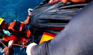 Proses evakuasi jasad ABK KM Ocean Three di Pian Tengah pada Senin (29/6/2026). Foto Antara
