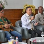 General Manager Toba Caldera Unesco Global Geopark (TCUGGp) Azizul Kholis (tengah) dalam temu pers di Kantor Gubernur Sumut, Selasa (23/6/2026), Foto Antara