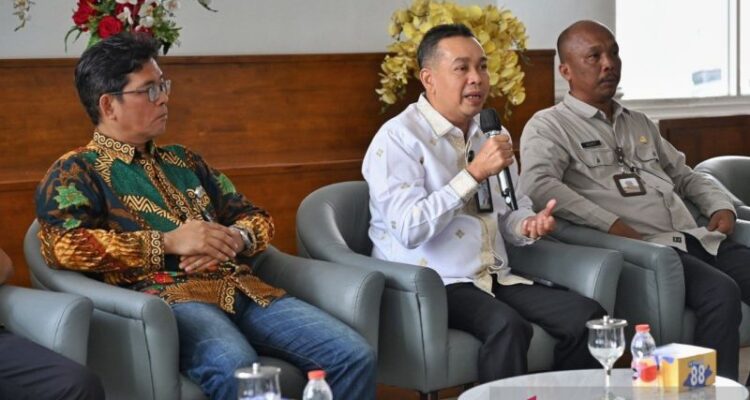 General Manager Toba Caldera Unesco Global Geopark (TCUGGp) Azizul Kholis (tengah) dalam temu pers di Kantor Gubernur Sumut, Selasa (23/6/2026), Foto Antara