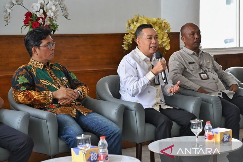 General Manager Toba Caldera Unesco Global Geopark (TCUGGp) Azizul Kholis (tengah) dalam temu pers di Kantor Gubernur Sumut, Selasa (23/6/2026), Foto Antara General Manager Toba Caldera Unesco Global Geopark (TCUGGp) Azizul Kholis (tengah) dalam temu pers di Kantor Gubernur Sumut, Selasa (23/6/2026), Foto Antara