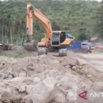 Pekerja mengoperasikan alat berat untuk menimbun serta meratakan lahan Pelabuhan Kilo di Desa Mbuju, Kecamatan Kilo, Kabupaten Dompu, Nusa Tenggara Barat, Senin (16/6/2026). Foto Antara