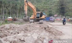 Pekerja mengoperasikan alat berat untuk menimbun serta meratakan lahan Pelabuhan Kilo di Desa Mbuju, Kecamatan Kilo, Kabupaten Dompu, Nusa Tenggara Barat, Senin (16/6/2026). Foto Antara