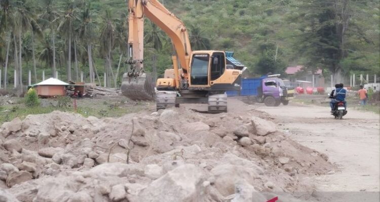 Pekerja mengoperasikan alat berat untuk menimbun serta meratakan lahan Pelabuhan Kilo di Desa Mbuju, Kecamatan Kilo, Kabupaten Dompu, Nusa Tenggara Barat, Senin (16/6/2026). Foto Antara