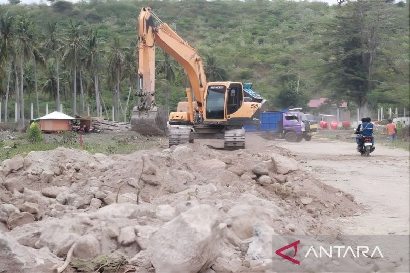 Pekerja mengoperasikan alat berat untuk menimbun serta meratakan lahan Pelabuhan Kilo di Desa Mbuju, Kecamatan Kilo, Kabupaten Dompu, Nusa Tenggara Barat, Senin (16/6/2026). Foto Antara Pekerja mengoperasikan alat berat untuk menimbun serta meratakan lahan Pelabuhan Kilo di Desa Mbuju, Kecamatan Kilo, Kabupaten Dompu, Nusa Tenggara Barat, Senin (16/6/2026). Foto Antara