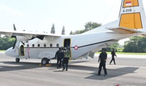 A simulation of a response to a bomb threat aboard an aircraft during the Air Operations Command II's "Sikatan Daya" 2026 Readiness Exercise at Abdulrachman Saleh Air Base in Malang, East Java, on June 3, 2026. Antara Photo