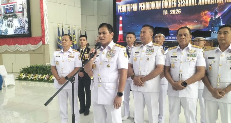 Indonesian Navy Chief of Staff Adm. Muhammad Ali speaks at a press conference at the Naval Command and Staff College (Seskoal) in South Jakarta, June 18, 2026. Foto Antara