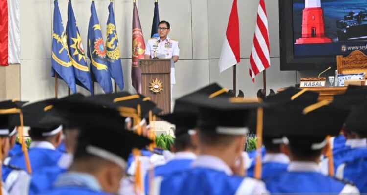 KASAL Laksamana TNI Muhammad Ali memberikan sambutan pada upacara penutupan pendidikan reguler angkatan ke-65 sekaligus wisuda pascasarjana angkatan ke-63 di Seskoal, Cipulir, Jakarta Selatan, Kamis (18/6/2026). Foto Antara