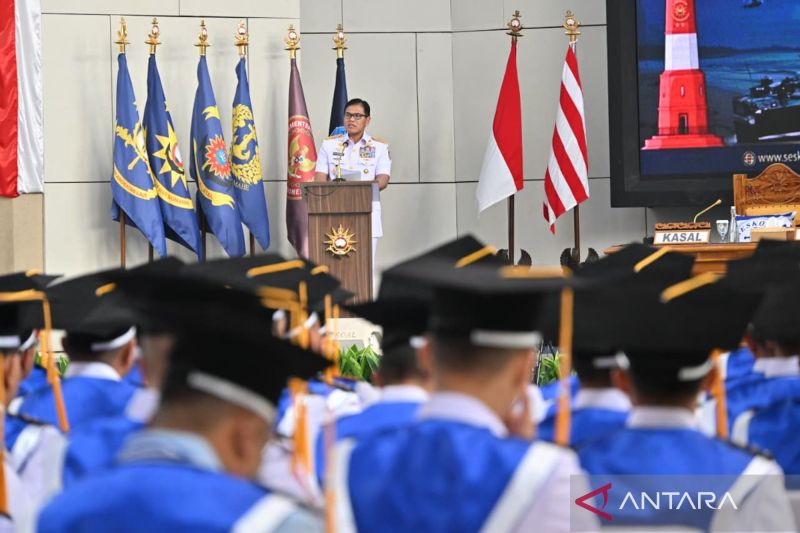 KASAL Laksamana TNI Muhammad Ali memberikan sambutan pada upacara penutupan pendidikan reguler angkatan ke-65 sekaligus wisuda pascasarjana angkatan ke-63 di Seskoal, Cipulir, Jakarta Selatan, Kamis (18/6/2026). Foto Antara KASAL Laksamana TNI Muhammad Ali memberikan sambutan pada upacara penutupan pendidikan reguler angkatan ke-65 sekaligus wisuda pascasarjana angkatan ke-63 di Seskoal, Cipulir, Jakarta Selatan, Kamis (18/6/2026). Foto Antara
