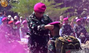 Panglima Korps Marinir Letjen TNI Endi Supardi saat memberikan baret ungu kepada prajurit Marinir di Pantai Baruna, Malang Selatan, Jawa Timur, Senin (22/6/2026). Foto Antara Panglima Korps Marinir Letjen TNI Endi Supardi saat memberikan baret ungu kepada prajurit Marinir di Pantai Baruna, Malang Selatan, Jawa Timur, Senin (22/6/2026). Foto Antara