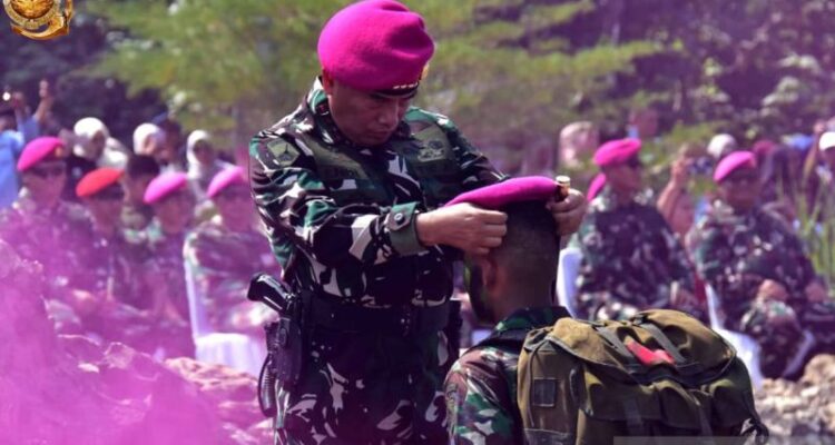 Panglima Korps Marinir Letjen TNI Endi Supardi saat memberikan baret ungu kepada prajurit Marinir di Pantai Baruna, Malang Selatan, Jawa Timur, Senin (22/6/2026). Foto Antara