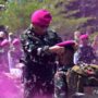 Panglima Korps Marinir Letjen TNI Endi Supardi saat memberikan baret ungu kepada prajurit Marinir di Pantai Baruna, Malang Selatan, Jawa Timur, Senin (22/6/2026). Foto Antara