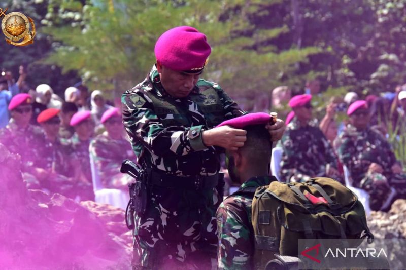 Panglima Korps Marinir Letjen TNI Endi Supardi saat memberikan baret ungu kepada prajurit Marinir di Pantai Baruna, Malang Selatan, Jawa Timur, Senin (22/6/2026). Foto Antara