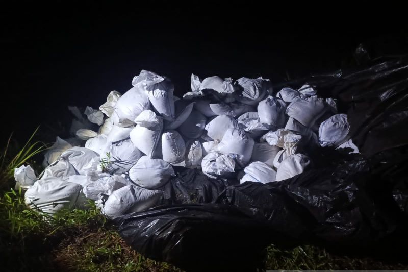 Karung berisi biji timah yang berhasil disita personel Lana Babel di wilayah pesisir Pantai Pangkul, Bangka, Rabu (24/6/2026) dini hari. Foto Antara