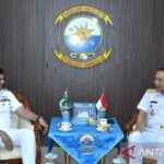 Rear Admiral I G. P. Alit Jaya (right), commander of Indonesia's Fleet Command II, meets a Pakistan Navy delegation led by Assistant Chief of Naval Staff Commodore Anwar Saeed at the Nala VIP Building in Surabaya on June 25, 2026. Antara Photo
