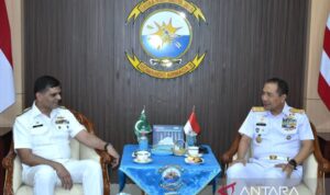 Rear Admiral I G. P. Alit Jaya (right), commander of Indonesia's Fleet Command II, meets a Pakistan Navy delegation led by Assistant Chief of Naval Staff Commodore Anwar Saeed at the Nala VIP Building in Surabaya on June 25, 2026. Antara Photo