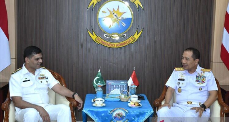 Rear Admiral I G. P. Alit Jaya (right), commander of Indonesia's Fleet Command II, meets a Pakistan Navy delegation led by Assistant Chief of Naval Staff Commodore Anwar Saeed at the Nala VIP Building in Surabaya on June 25, 2026. Antara Photo