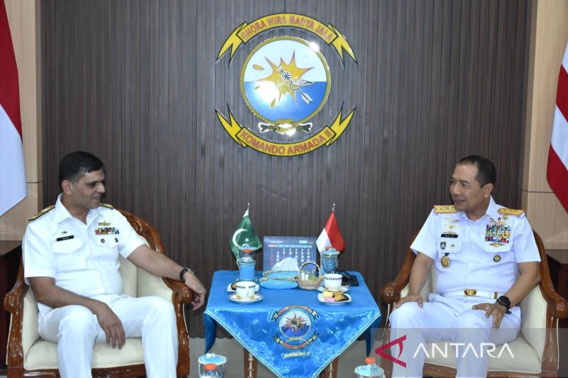 Rear Admiral I G. P. Alit Jaya (right), commander of Indonesia's Fleet Command II, meets a Pakistan Navy delegation led by Assistant Chief of Naval Staff Commodore Anwar Saeed at the Nala VIP Building in Surabaya on June 25, 2026. Antara Photo