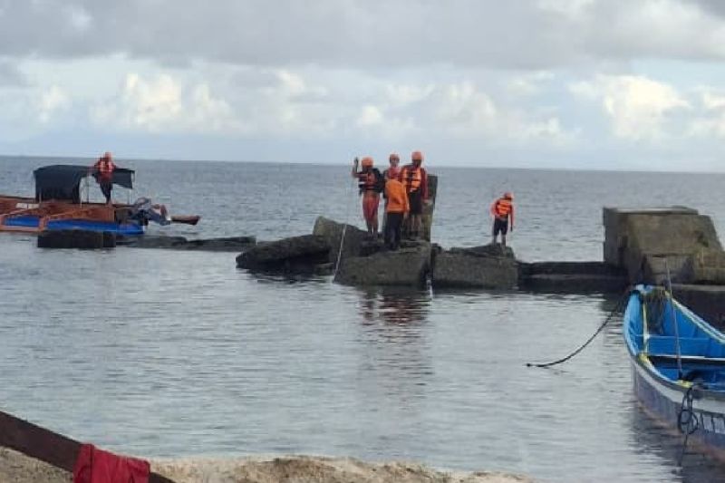 Tim SAR gabungan saat melakukan pencarian terhadap tiga warga yang menjadi korban ledakan bom peninggalan PD II. Foto Antara Tim SAR gabungan saat melakukan pencarian terhadap tiga warga yang menjadi korban ledakan bom peninggalan PD II. Foto Antara
