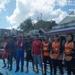 Tim SAR Gabungan dari Pos SAR Banda, Kabupaten Maluku Tengah foto bersama pengemudi longboat yang sempat meminta bantuan SAR akibat mengalami mati mesin antara Perairan antara Pulau Hatta dan Desa Dender Banda Besar di Kecamatan Banda, Kabupaten Maluku Tengah pada Sabtu, (6/6). Foto Antara