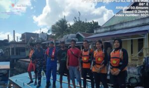 Tim SAR Gabungan dari Pos SAR Banda, Kabupaten Maluku Tengah foto bersama pengemudi longboat yang sempat meminta bantuan SAR akibat mengalami mati mesin antara Perairan antara Pulau Hatta dan Desa Dender Banda Besar di Kecamatan Banda, Kabupaten Maluku Tengah pada Sabtu, (6/6). Foto Antara