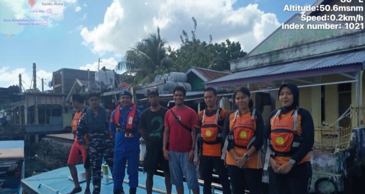 Tim SAR Gabungan dari Pos SAR Banda, Kabupaten Maluku Tengah foto bersama pengemudi longboat yang sempat meminta bantuan SAR akibat mengalami mati mesin antara Perairan antara Pulau Hatta dan Desa Dender Banda Besar di Kecamatan Banda, Kabupaten Maluku Tengah pada Sabtu, (6/6). Foto Antara