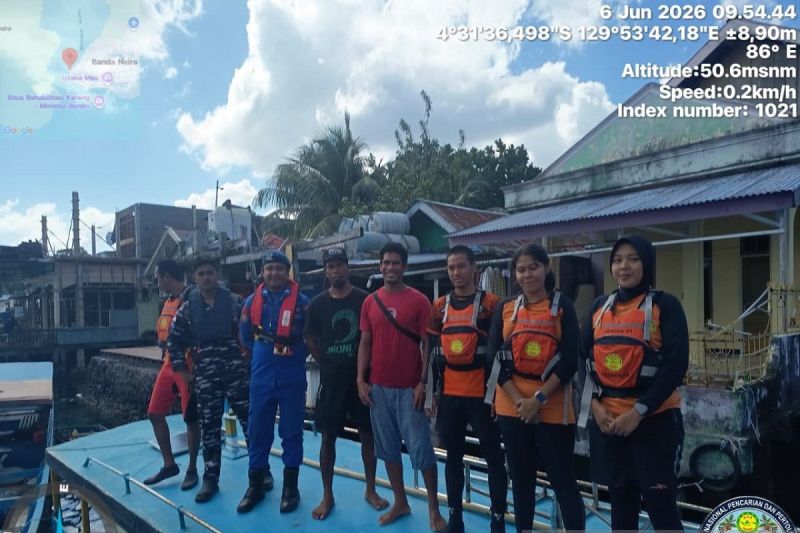 Tim SAR Gabungan dari Pos SAR Banda, Kabupaten Maluku Tengah foto bersama pengemudi longboat yang sempat meminta bantuan SAR akibat mengalami mati mesin antara Perairan antara Pulau Hatta dan Desa Dender Banda Besar di Kecamatan Banda, Kabupaten Maluku Tengah pada Sabtu, (6/6). Foto Antara